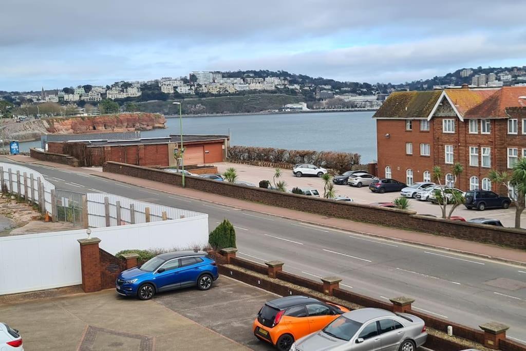 Apartment Beautiful 2-bed On Seafront *