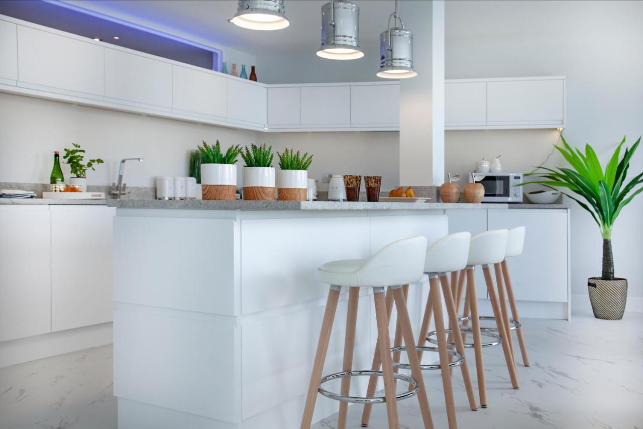 De'nada, Vernon Court Apartment *