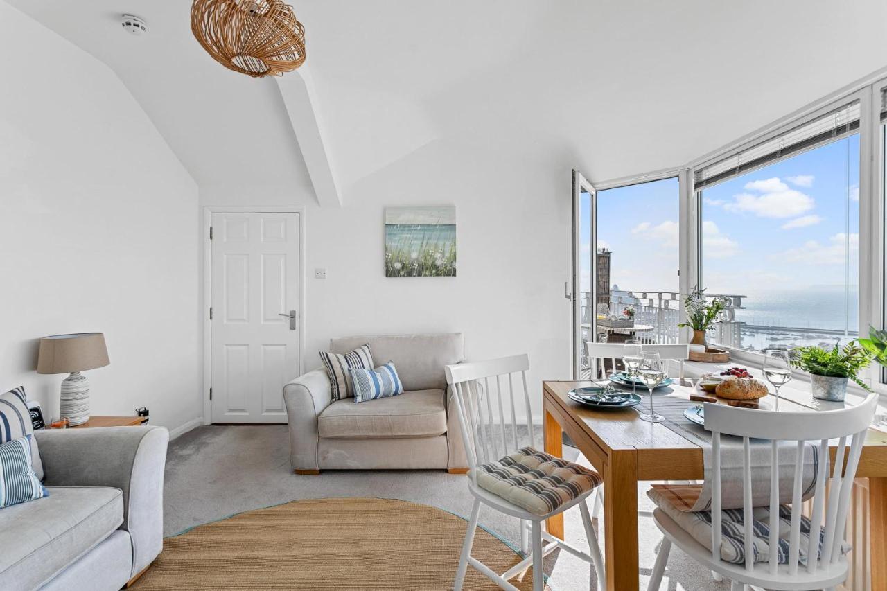 Wellswood - Sunny With Stunning Sea Views And Private Balcony Apartment *