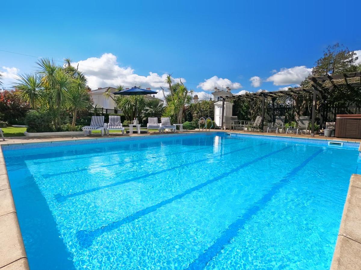 Riviera Hotel