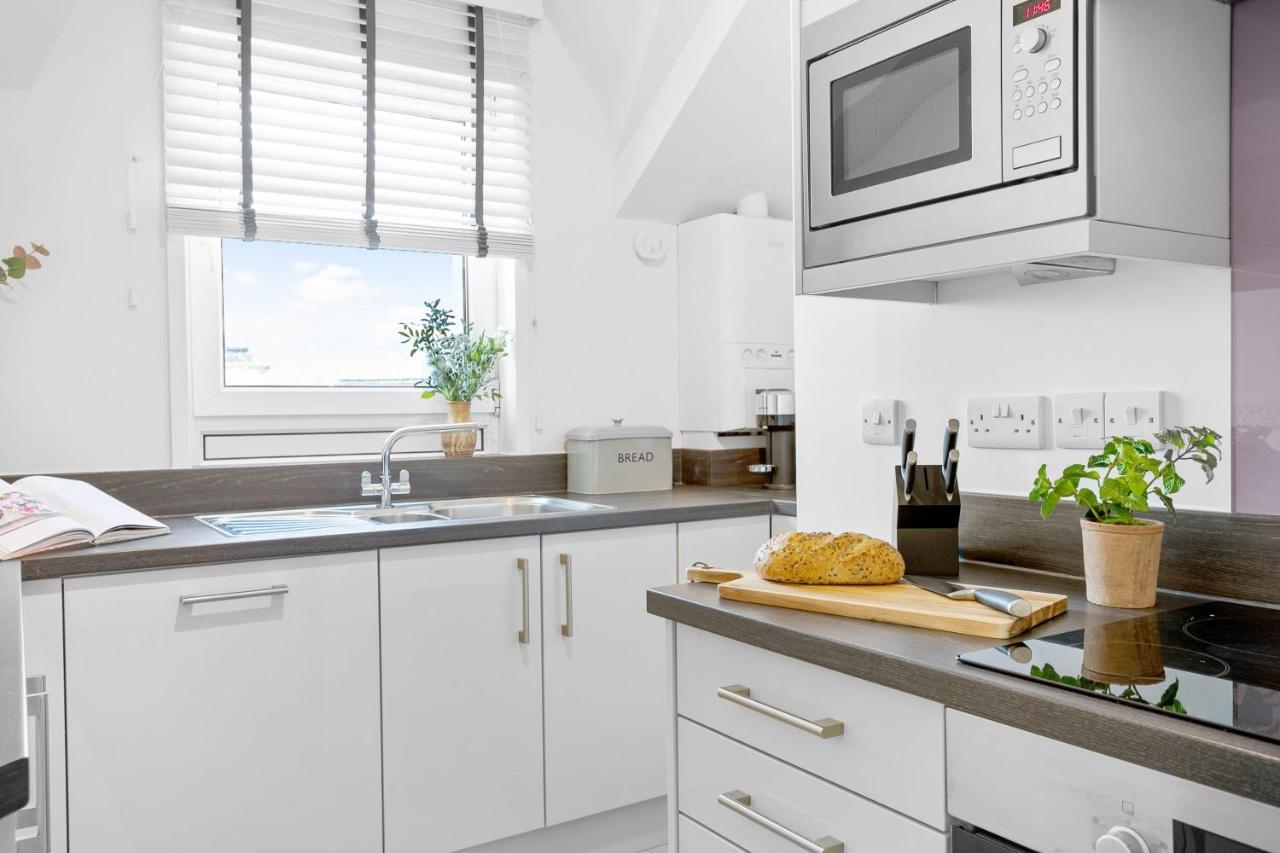 Wellswood - Sunny With Stunning Sea Views And Private Balcony