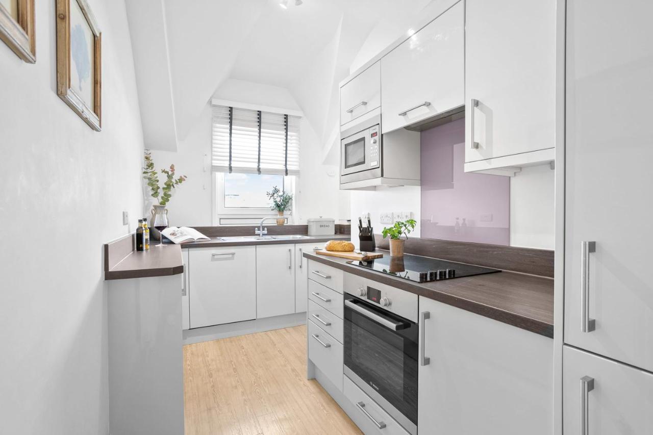 Wellswood - Sunny With Stunning Sea Views And Private Balcony Apartment *