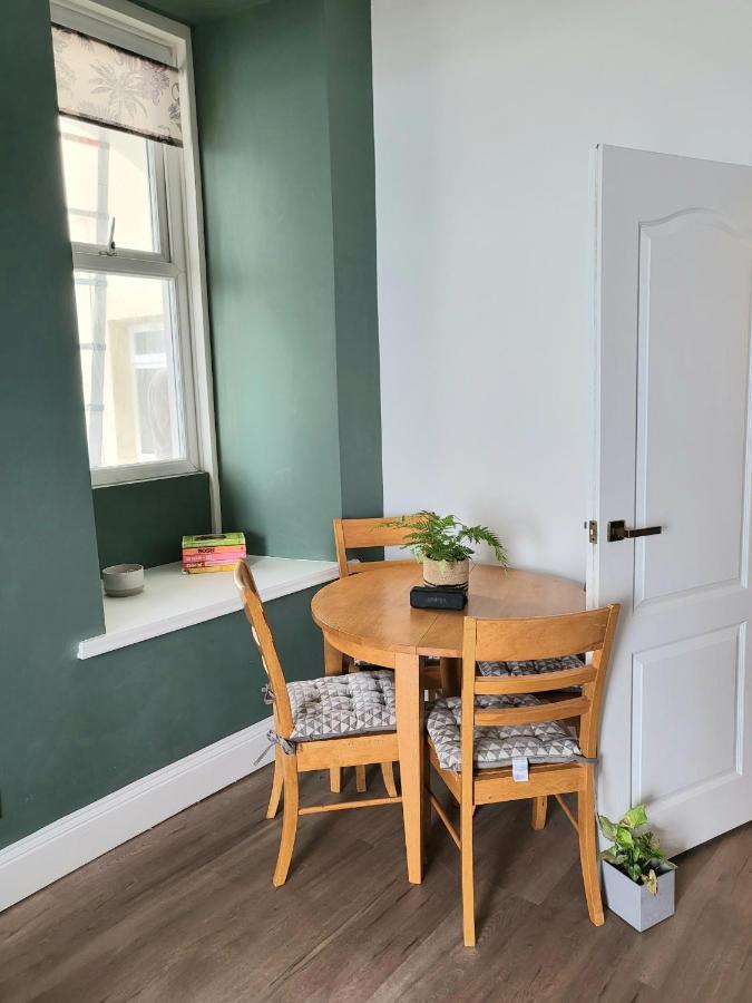 Loveliest Homes - 3 Bed, 2 Bathroom, Balcony, Parking Apartment *