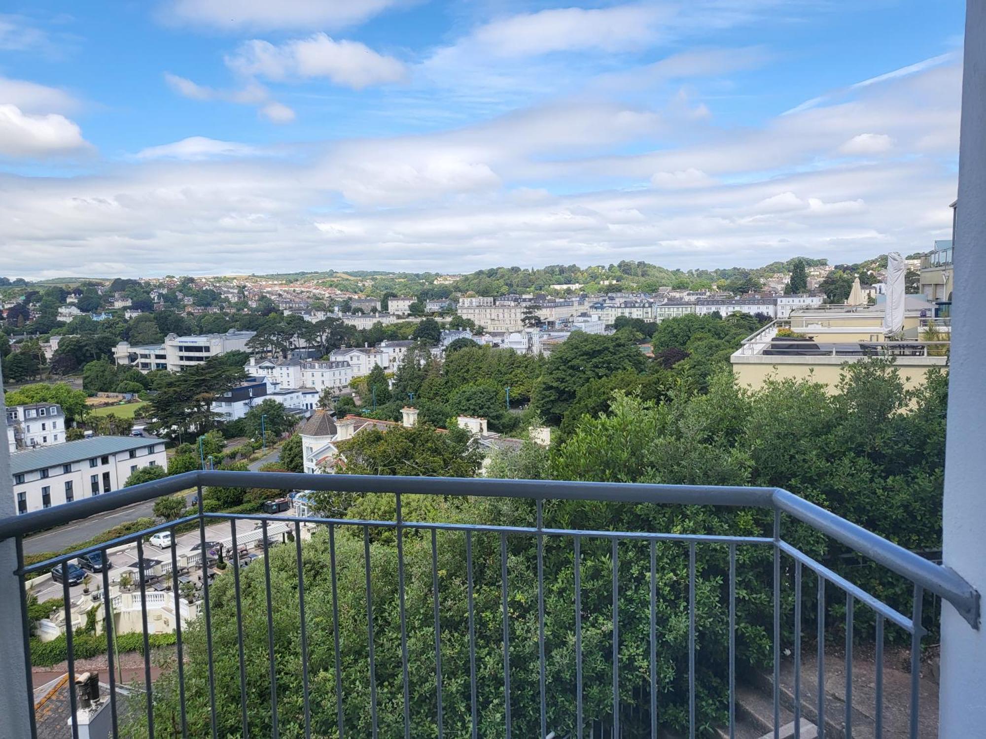 Loveliest Homes - 3 Bed, 2 Bathroom, Balcony, Parking * Torquay