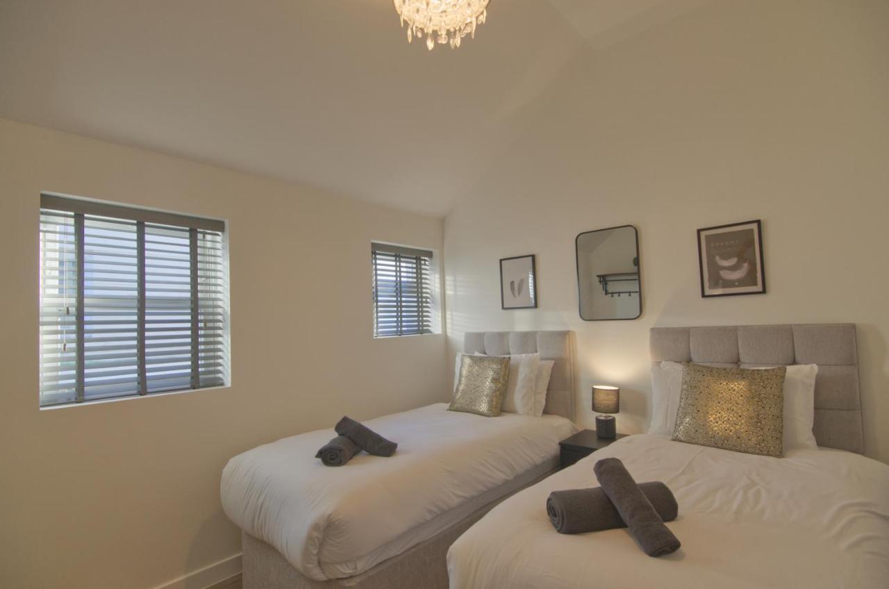 Harbour Heights: Luxury Coastal Retreat In The Riviera Apartment *