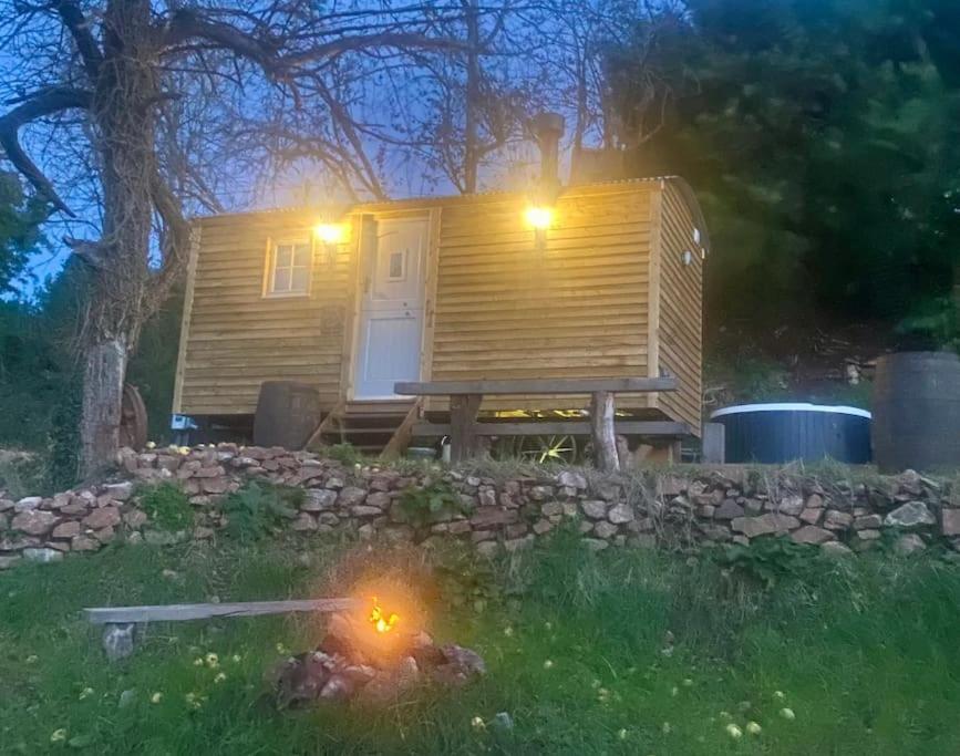 Plum Hut * Torquay