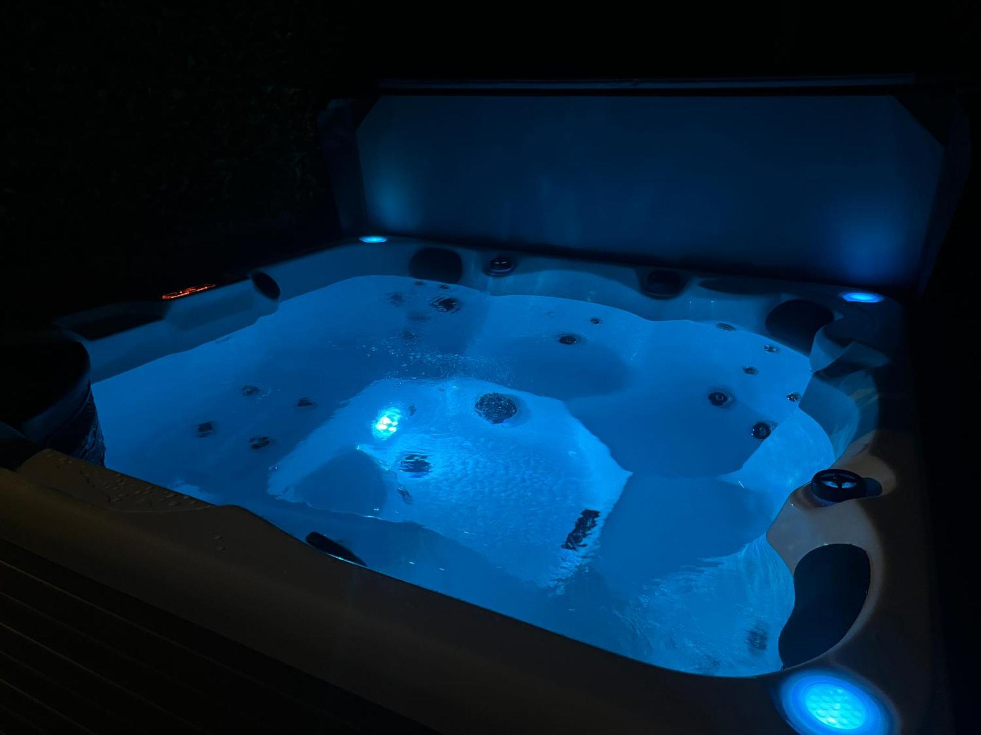 Apartamento St Annex, Boutique Holiday For 2 People In - With Private Hot Tub!