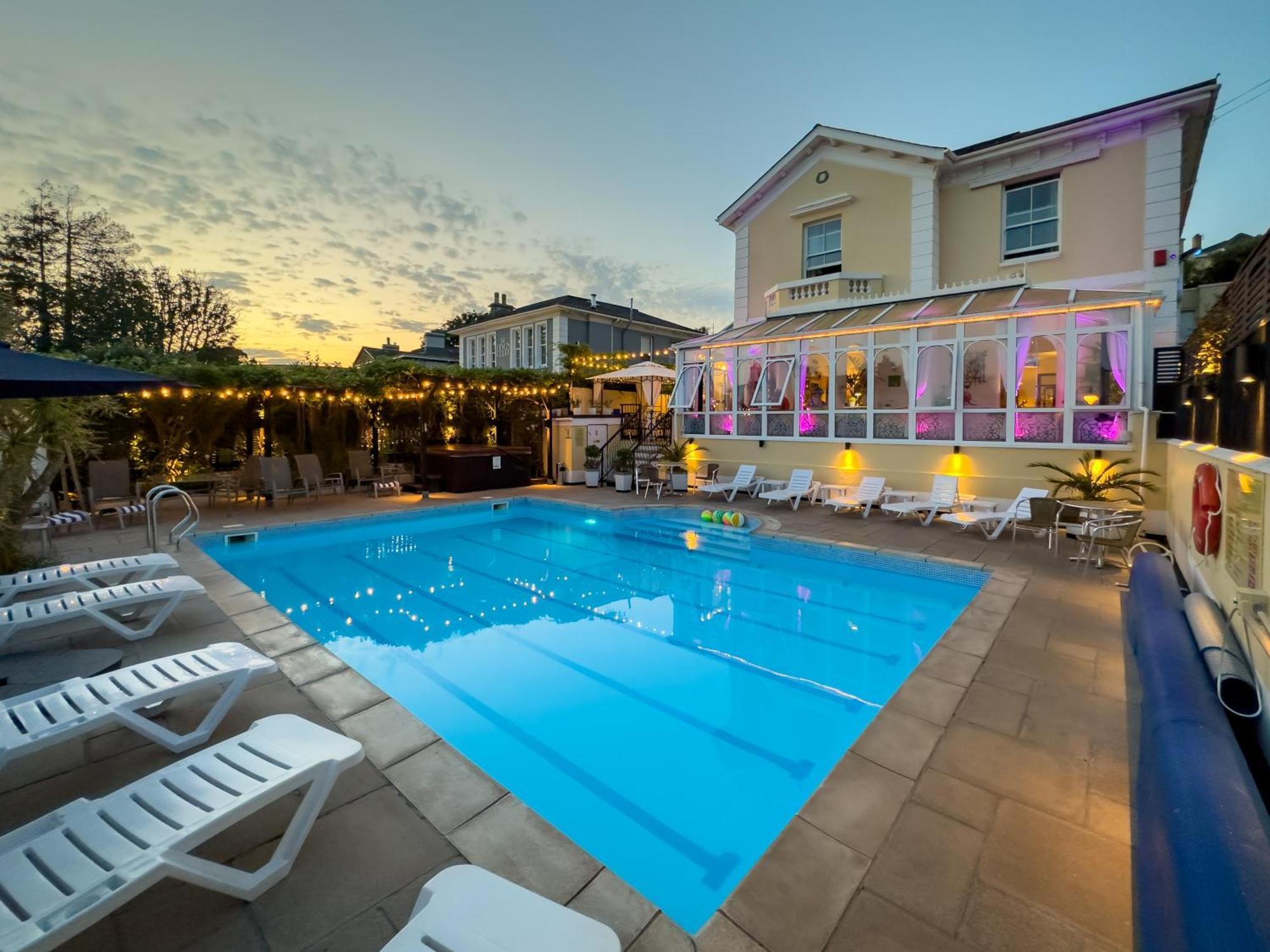 Riviera Hotel 4*