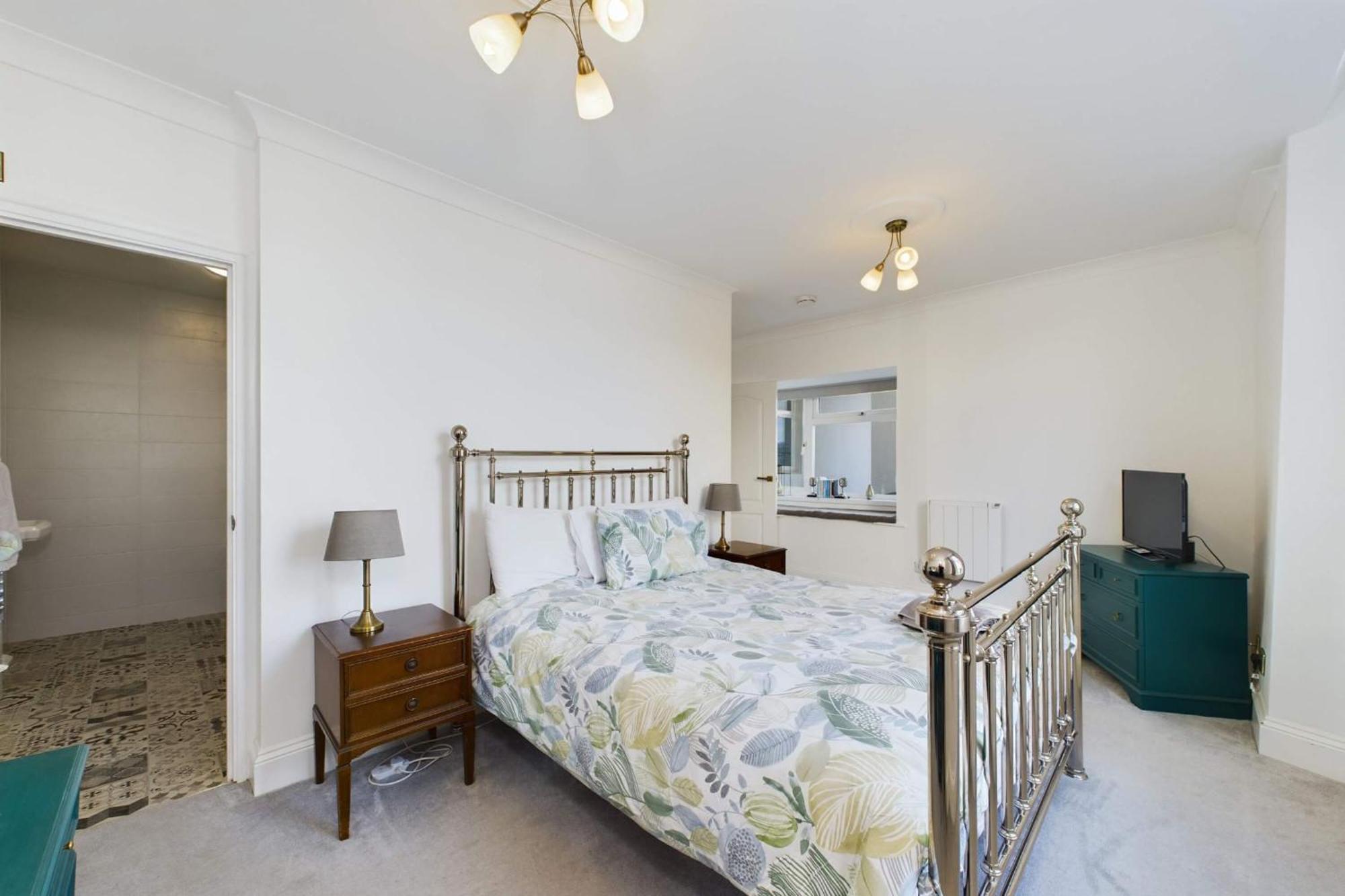 Apartment Loveliest Homes - 3 Bed, 2 Bathroom, Balcony, Parking *