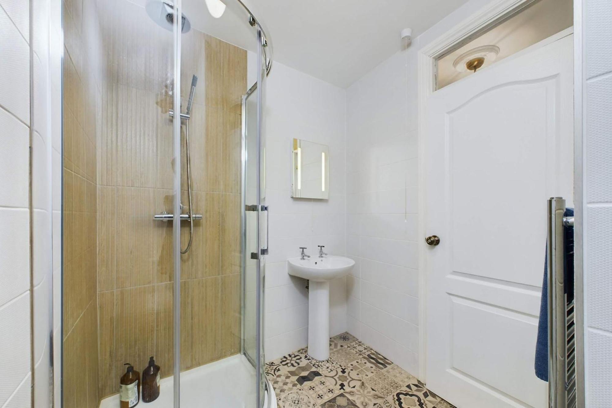 Apartment Loveliest Homes - 3 Bed, 2 Bathroom, Balcony, Parking