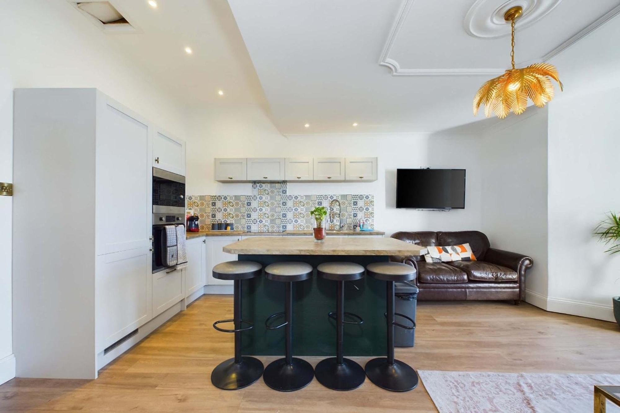 Loveliest Homes - 3 Bed, 2 Bathroom, Balcony, Parking