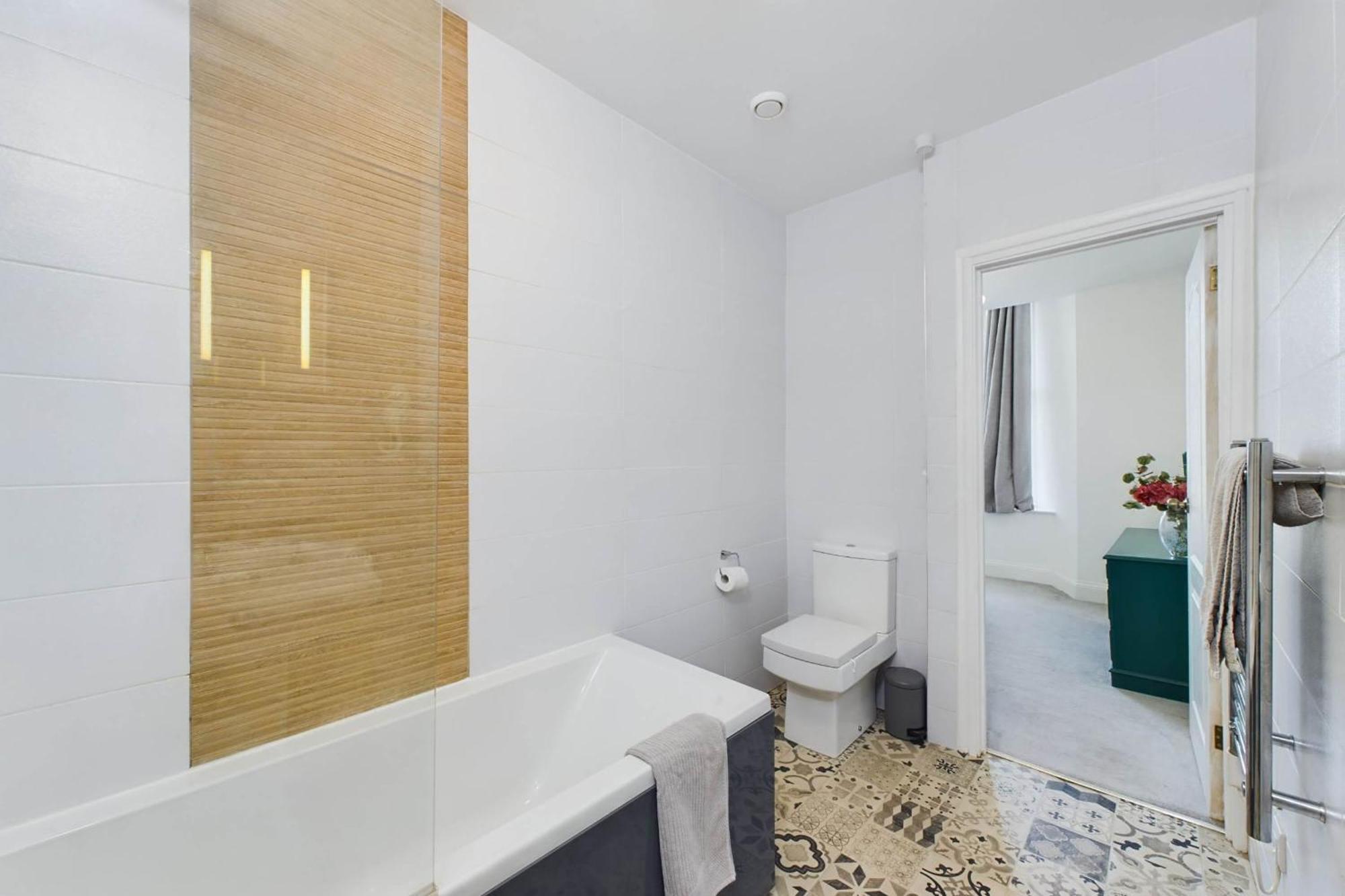 Apartment Loveliest Homes - 3 Bed, 2 Bathroom, Balcony, Parking *