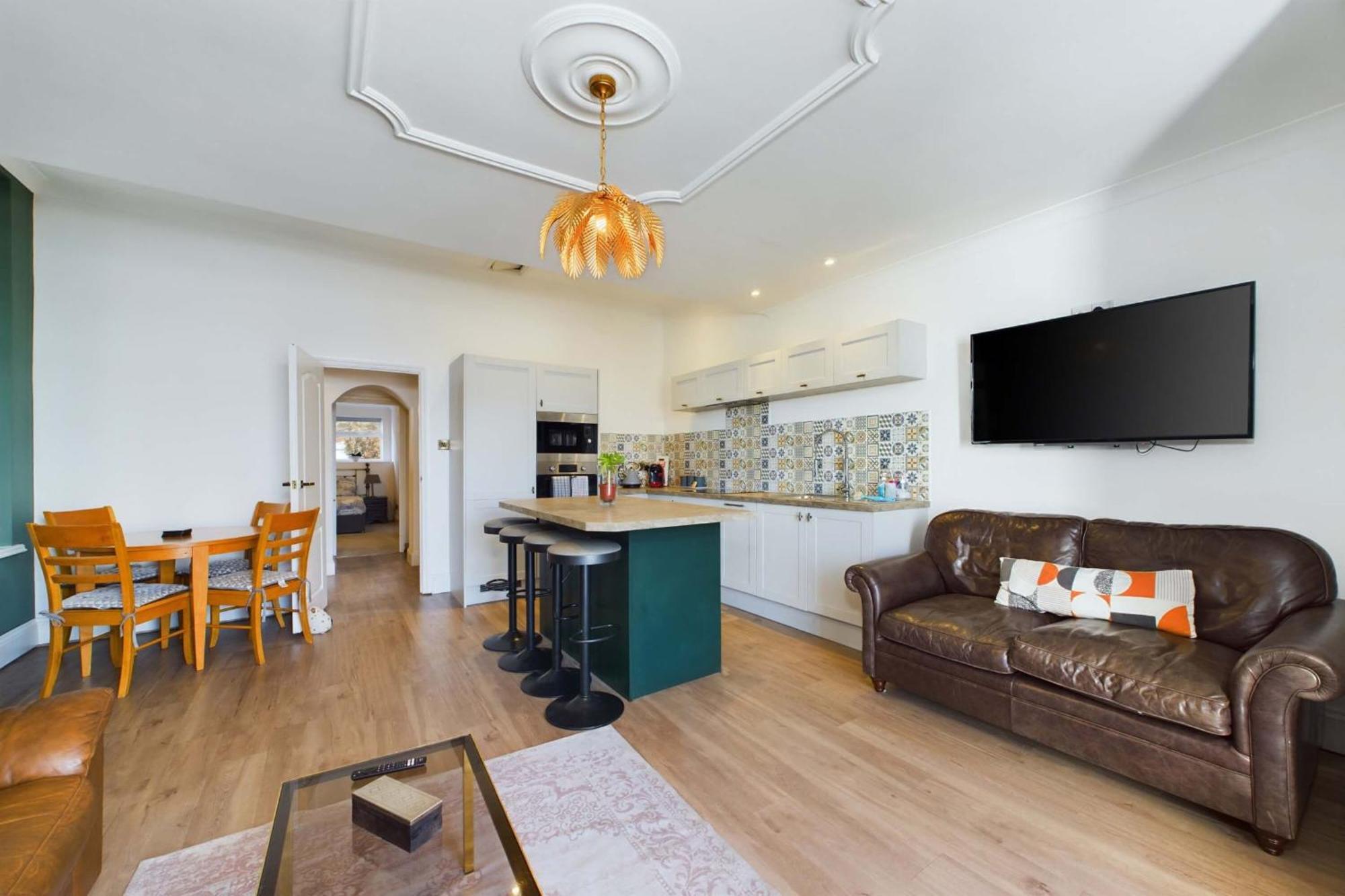 Loveliest Homes - 3 Bed, 2 Bathroom, Balcony, Parking Torquay