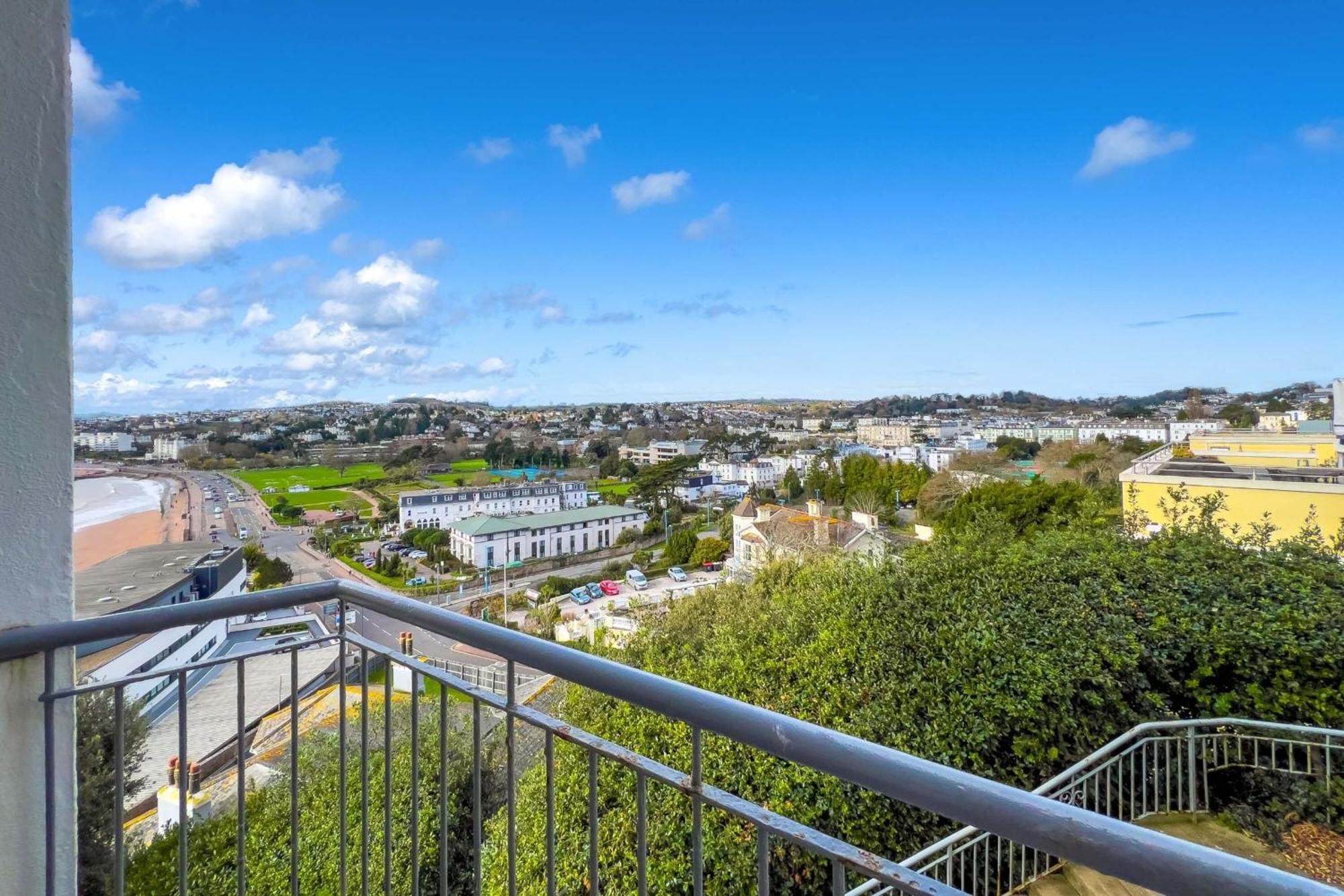 Loveliest Homes - 3 Bed, 2 Bathroom, Balcony, Parking