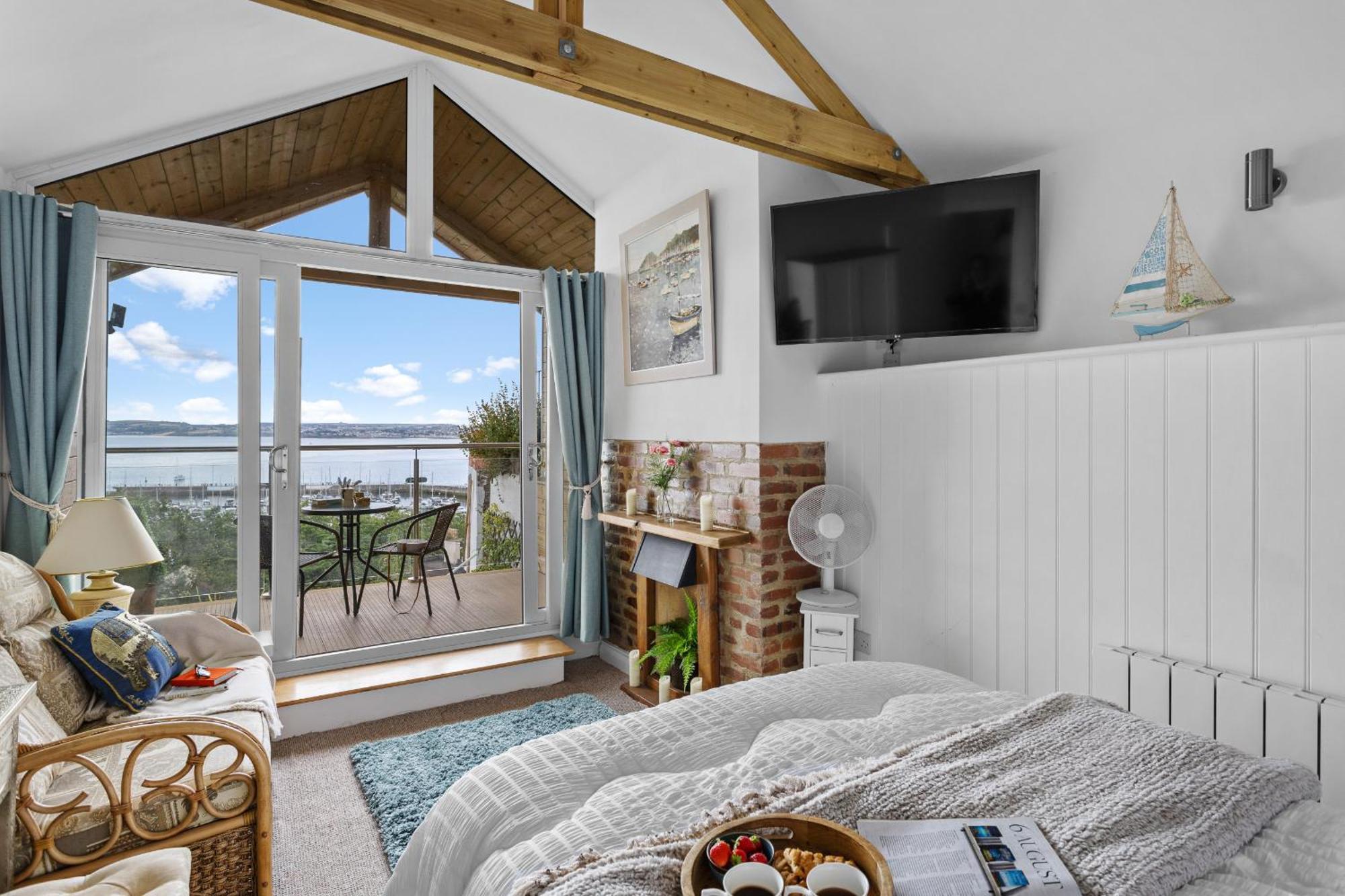 The Boathouse - Panoramic Sea View Retreat, Near Town, Marina & Beach, With Parking *