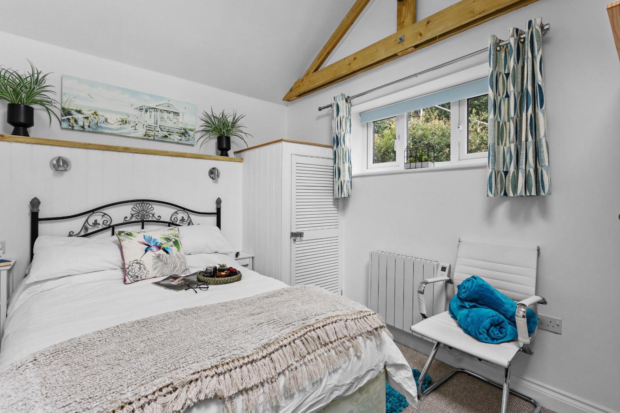 The Boathouse - Panoramic Sea View Retreat, Near Town, Marina & Beach, With Parking