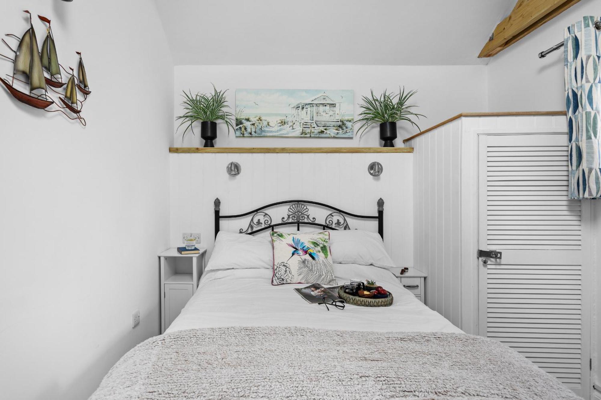 The Boathouse - Panoramic Sea View Retreat, Near Town, Marina & Beach, With Parking