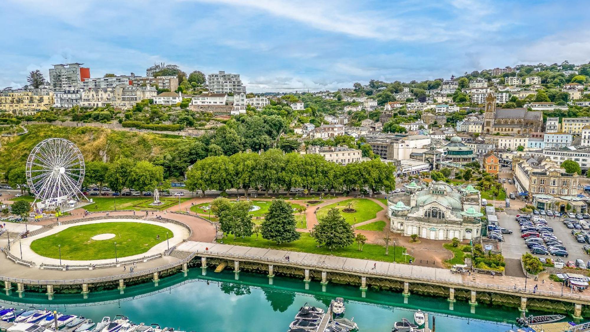 The Boathouse - Panoramic Sea View Retreat, Near Town, Marina & Beach, With Parking Holiday home *