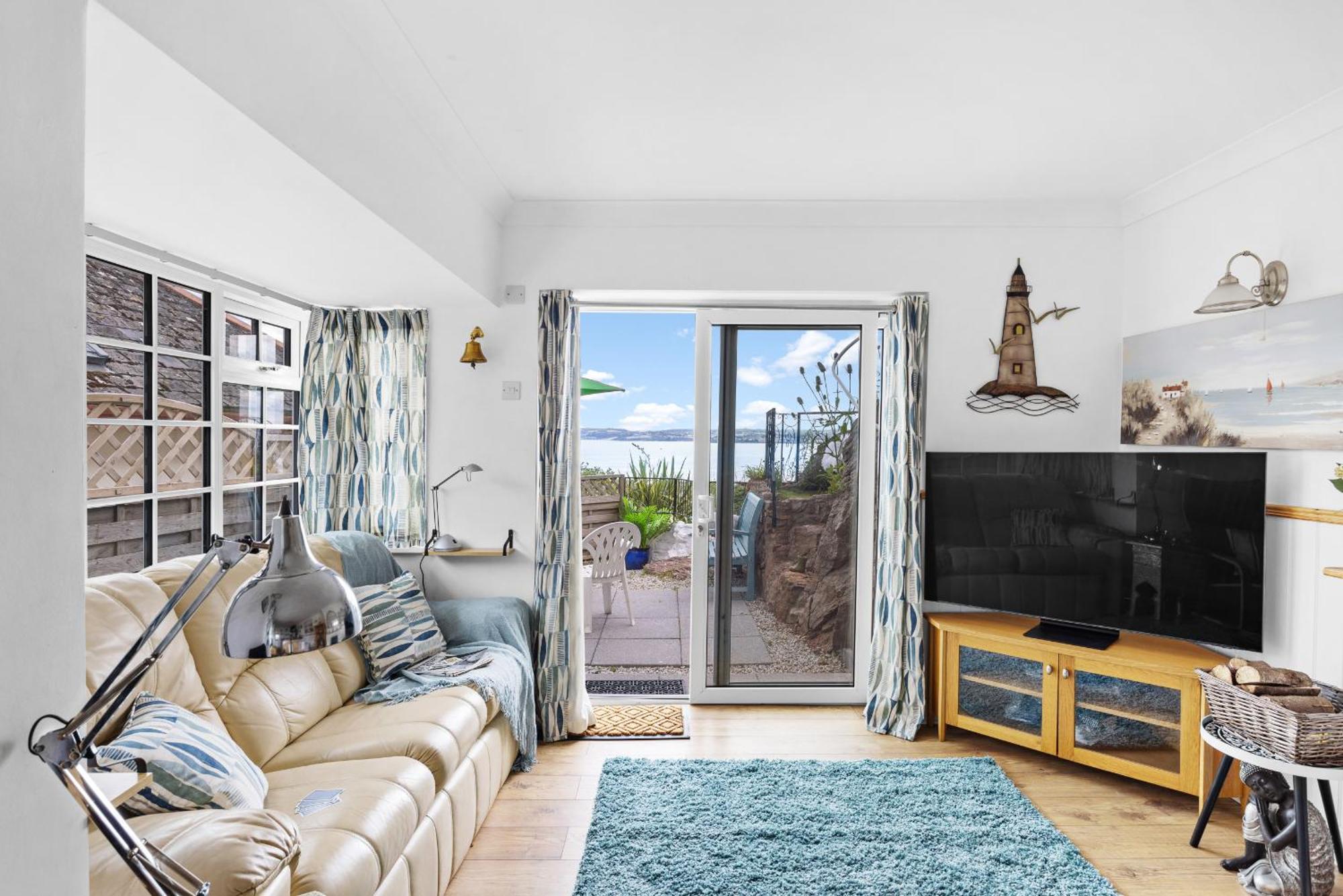 The Boathouse - Panoramic Sea View Retreat, Near Town, Marina & Beach, With Parking Holiday home