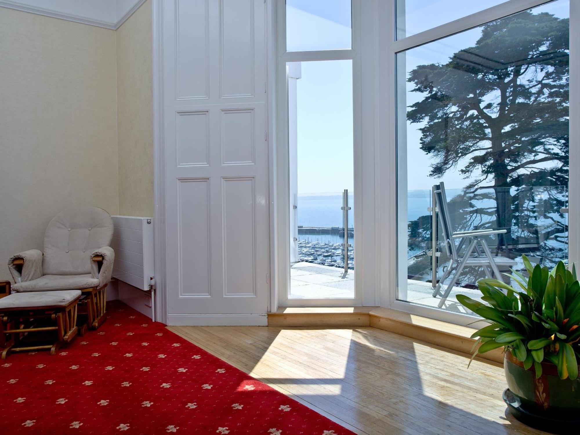 Riviera Mansion, Holiday home *