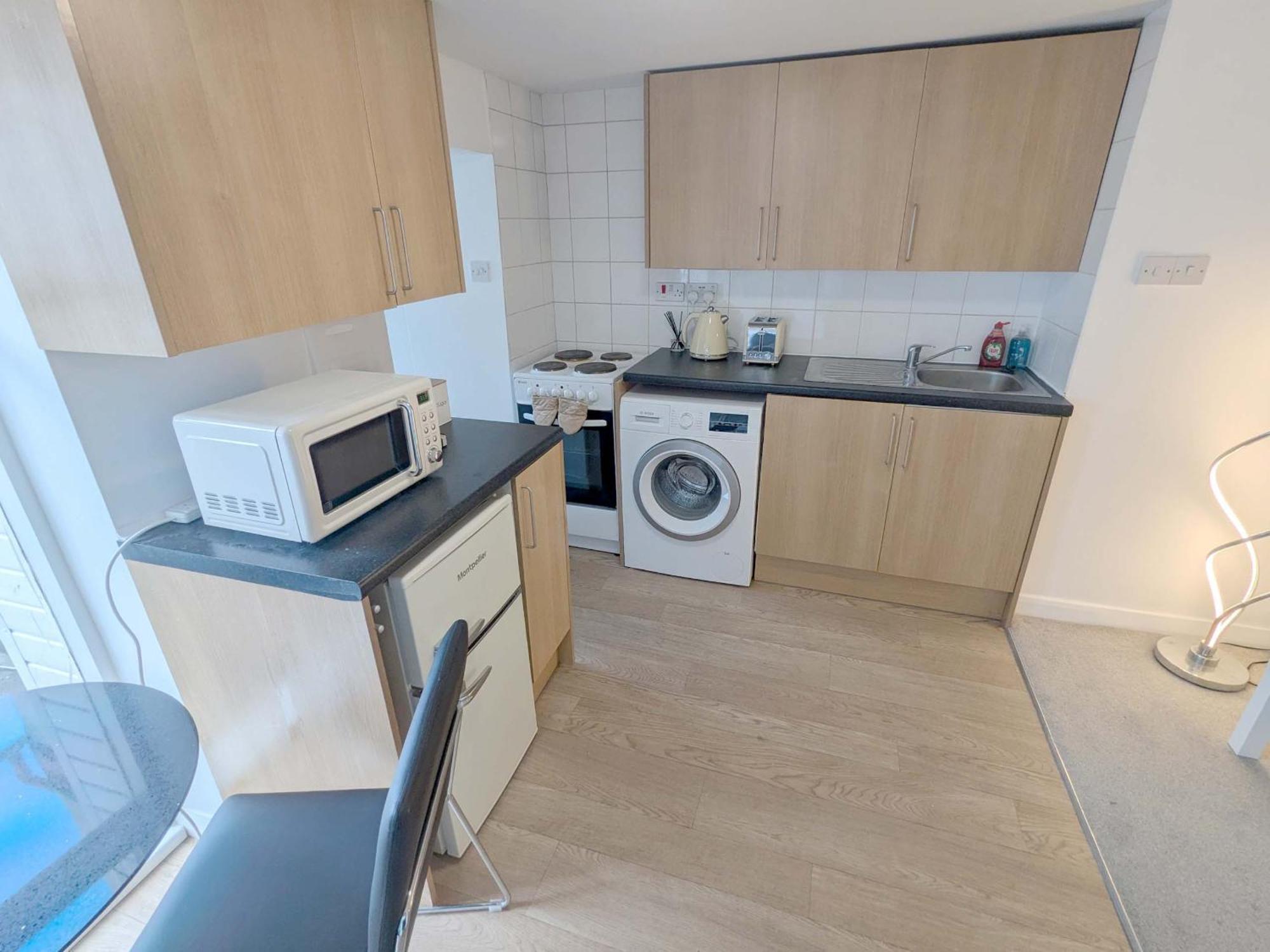 Apartment Harbour Steps - Torquay Luxury Apartment - Balcony, Free Parking, Netflix & Wifi *
