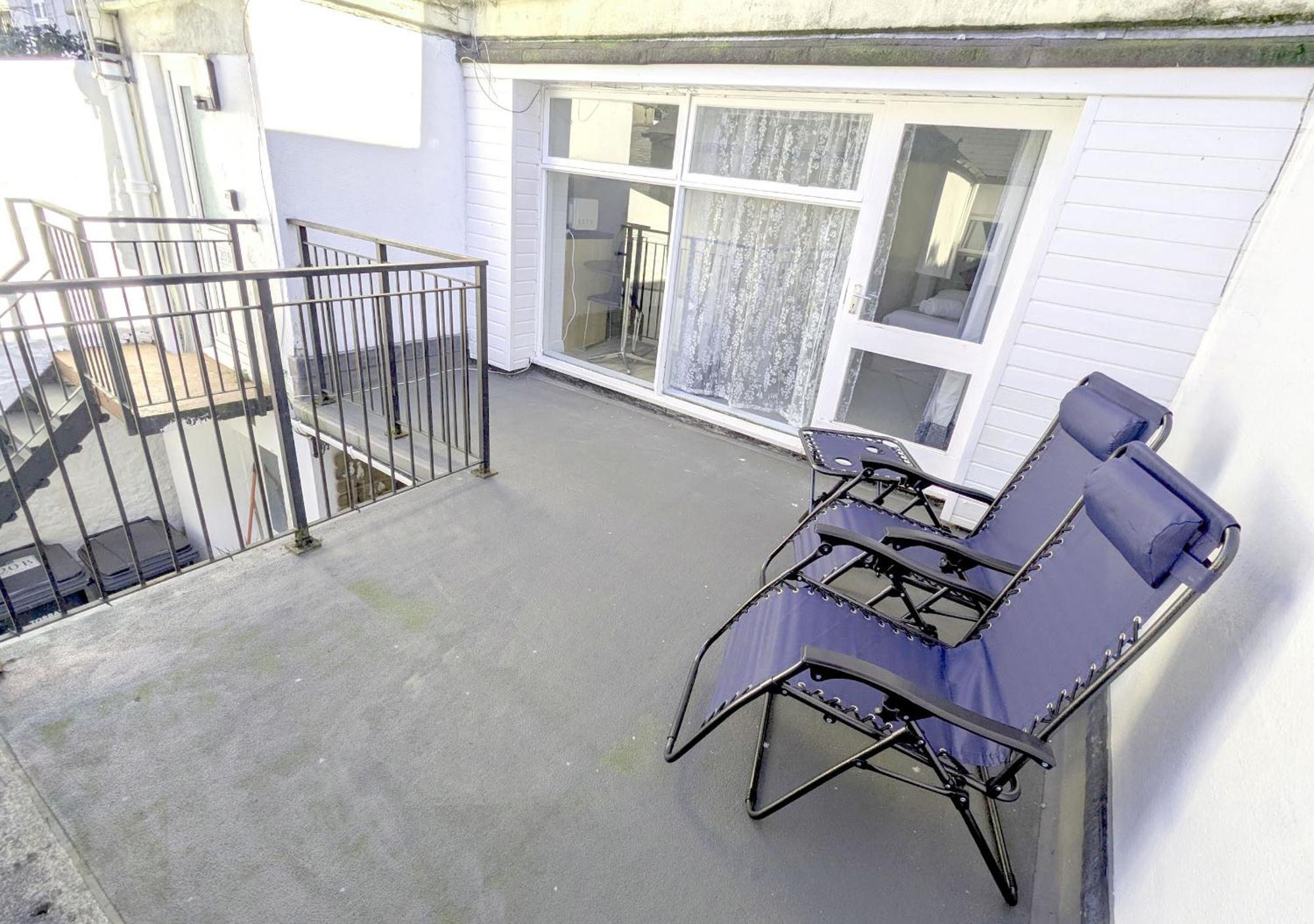 Harbour Steps - Torquay Luxury Apartment - Balcony, Free Parking, Netflix & Wifi * Torquay