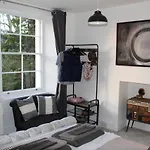*Hidden Gem* Stylish Apartment* Walk To Beach