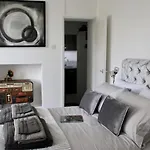 *Hidden Gem* Stylish Apartment* Walk To Beach