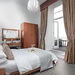 Sea-La-Vie, Astor House
