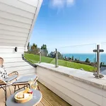 10 Oystercatcher Court - Stylish Penthouse Apartment With Stunning Sea Views