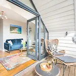 10 Oystercatcher Court - Stylish Penthouse Apartment With Stunning Sea Views
