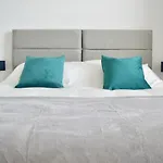 Modern Home Close To Town Free Parking, Free Wifi, Dogs Allowed, Torquay, Sleeps Four