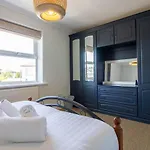 Laurels- 3-Beds, Parking, Short Walk To Beach