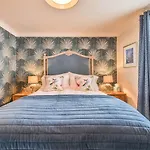 Lisburne Place - Luxury Three Bedroom Town House