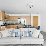 A7 Masts - Striking Beach Bolthole Apartment With Beautiful Sea Views Private Balcony & Parking