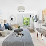 A7 Masts - Striking Beach Bolthole Apartment With Beautiful Sea Views Private Balcony & Parking