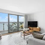 A7 Masts - Striking Beach Bolthole Apartment With Beautiful Sea Views Private Balcony & Parking