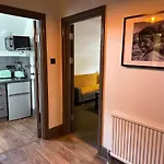 Green Corner Villa - No.5 Walls Hill Apartment