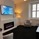 Sandy Toes : Relaxing Contemporary Victorian Apartment 10 Mins To Beach