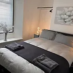 Sandy Toes : Relaxing Contemporary Victorian Apartment 10 Mins To Beach