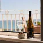 Bayfort Sea Studio - Comfortable Couples Retreat With Stunning Coastal Views