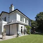 Singleton Manor