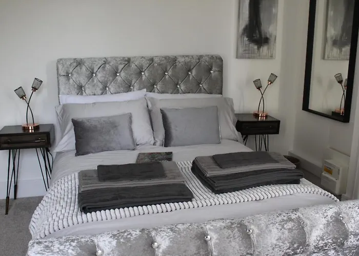 *Hidden Gem* Stylish Apartment* Walk To Beach