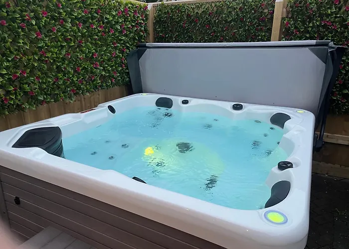 St Annex, Boutique Holiday Apartment For 2 People In Torquay - With Private Hot Tub!