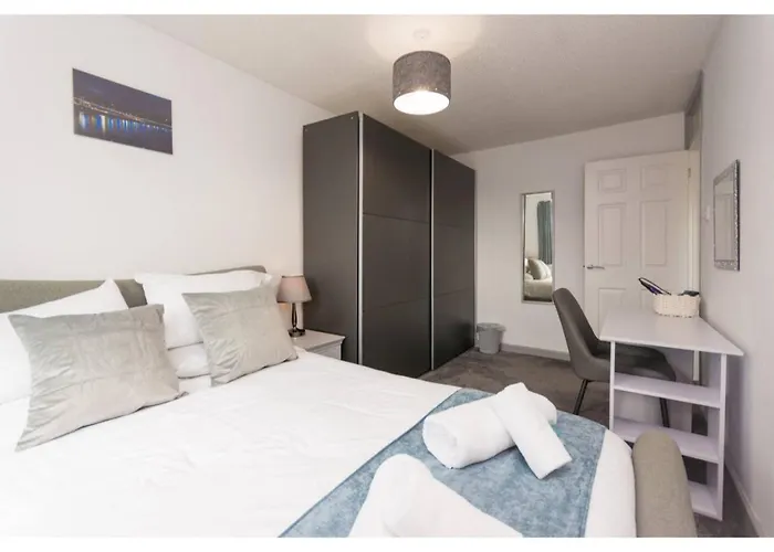 Hollywater Cheerful 3 Bedroom Home In Close With Pizza Oven