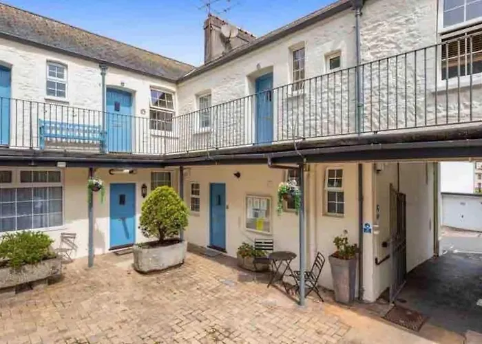 Centrally Located, Beautifully Presented Apartment