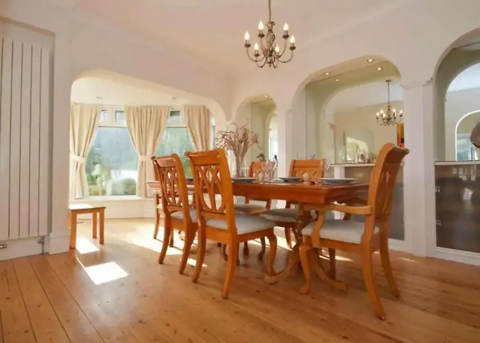 4 Bed-Sleeps 8-Sea View-Pets-Parking