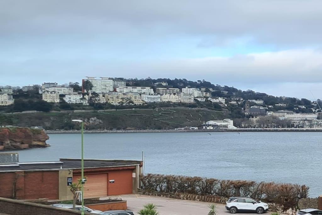 Beautiful 2-bed On Seafront Apartment *
