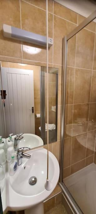 Beautiful 2-bed On Seafront Apartment