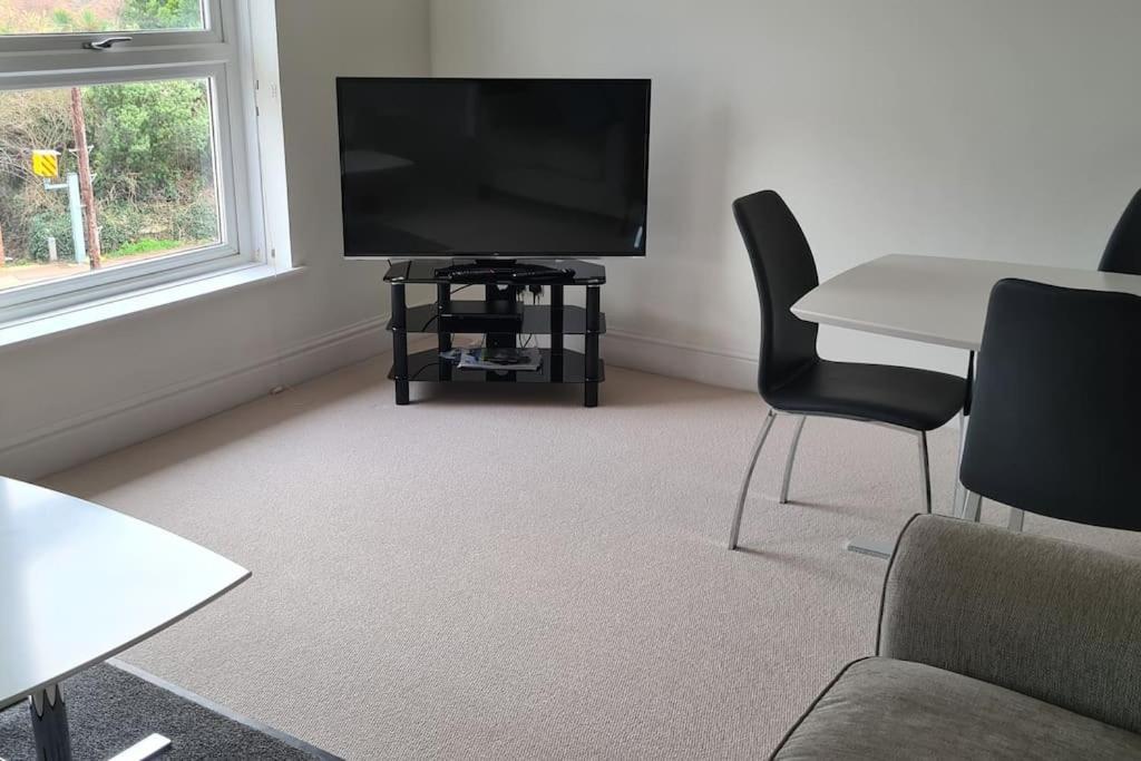 Apartment Beautiful 2-bed On Seafront *